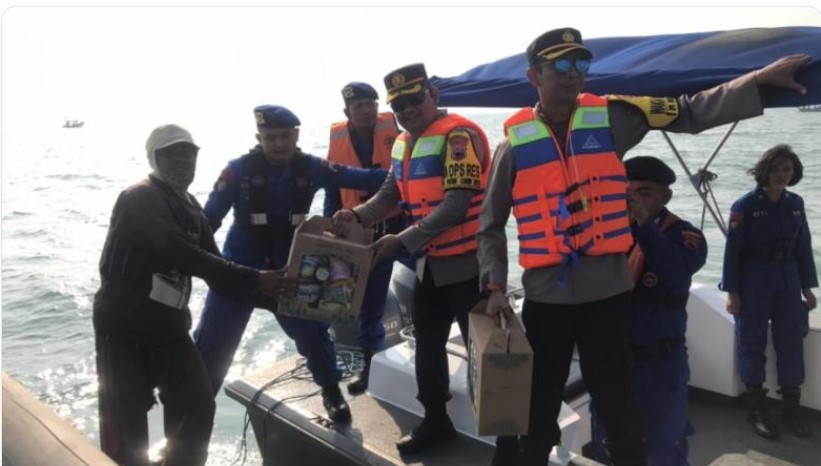 Polres Kendal Gelar Patroli Perairan Sekaligus Bagikan Sembako untuk Nelayan