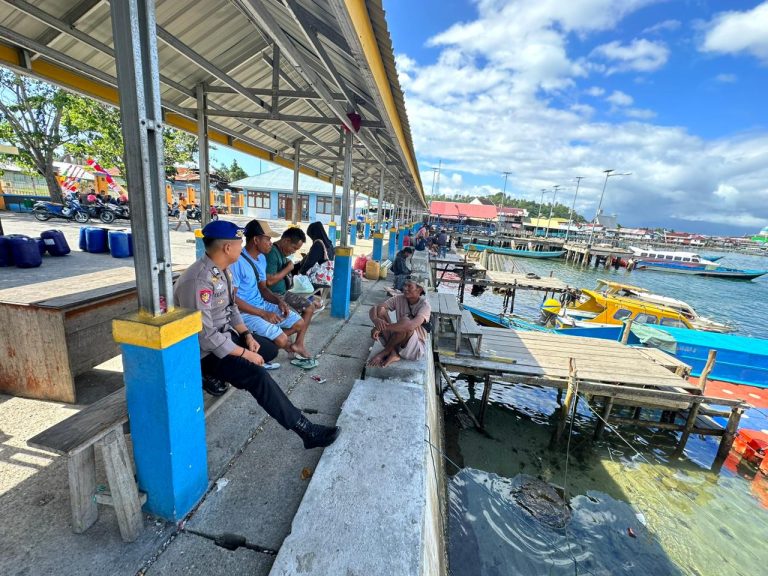Anggota Sat Polairud Polres Pulau Buru Berikan Himbauan