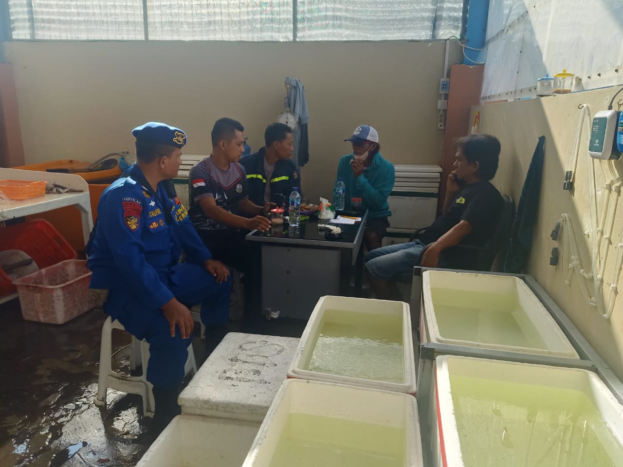 Personil Binmasair dan Potdirga Dit Polairud Polda Kaltim Lakukan Patroli dan Pembinaan Masyarakat Pesisir di Balikpapan