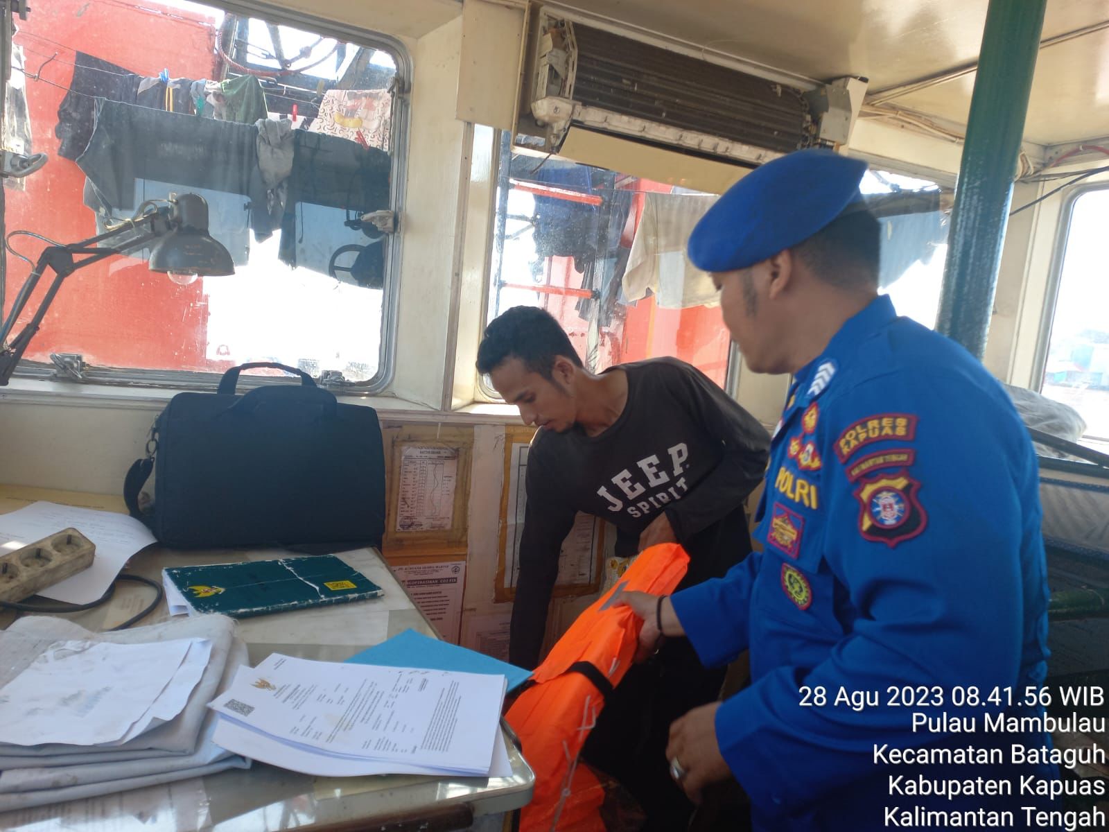 Cegah Pelanggaran Di Perairan, Personel Satpolairud Kapuas Cek Rutin Dokumen Kapal Melintas DAS Kapuas