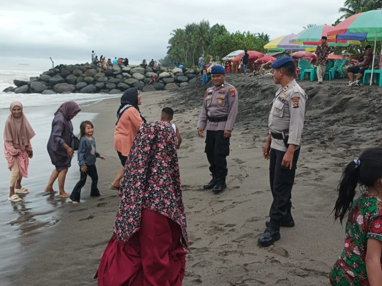 Sat Polair Polres Padang Pariaman Patroli Dialogis Di Pesisir Pantai Tiram Guna Ciptakan Rasa Aman Bagi Warga
