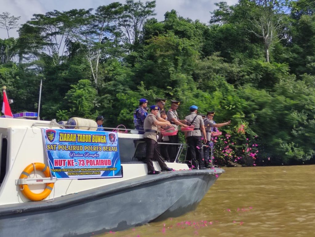 sat Polairud Polres Berau melaksanakan kegiatan tabur bunga
