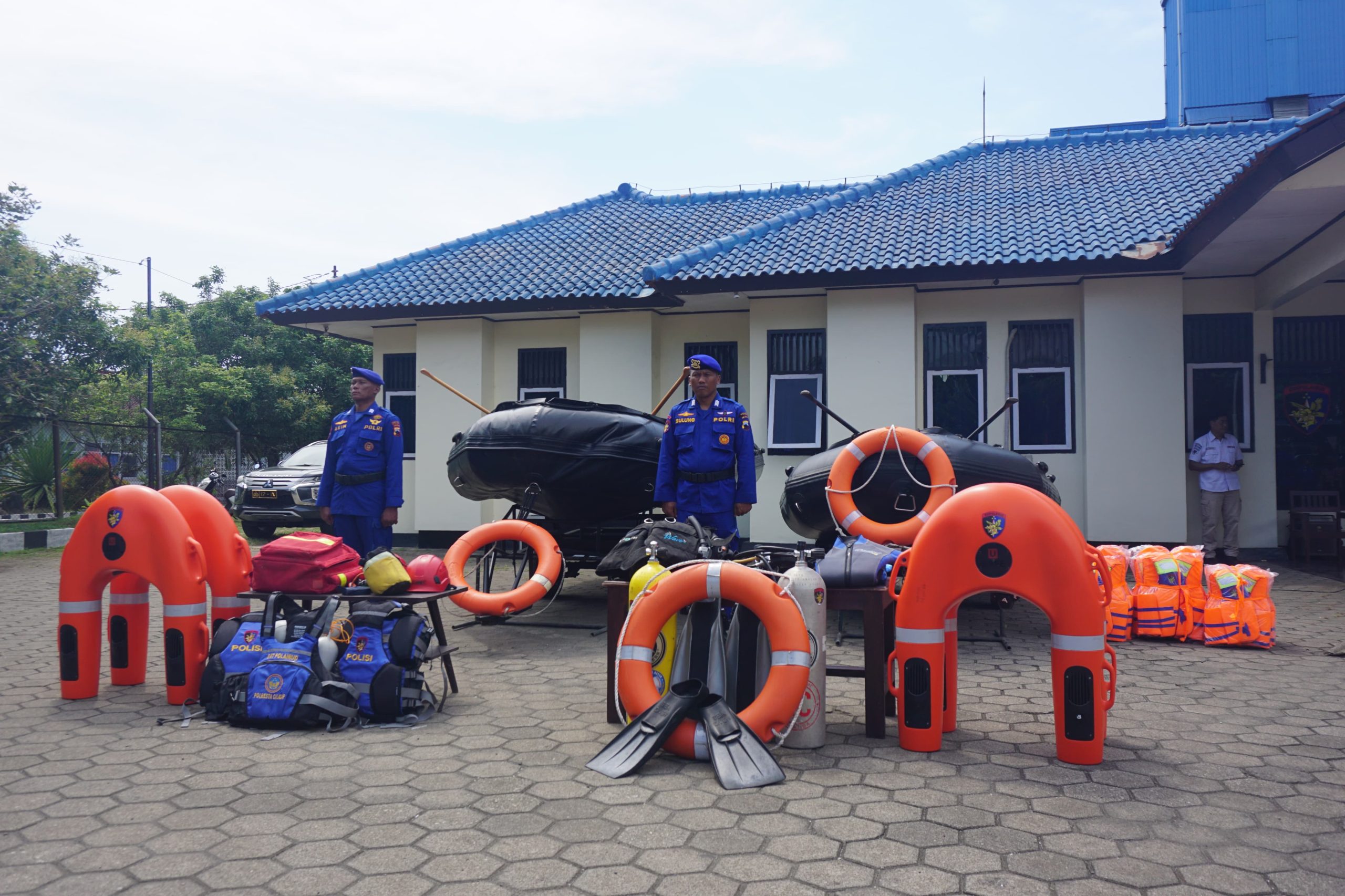 Siaga relawan SAR Arnavat Ditpolairud Polda Jawa Tengah di Cilacap