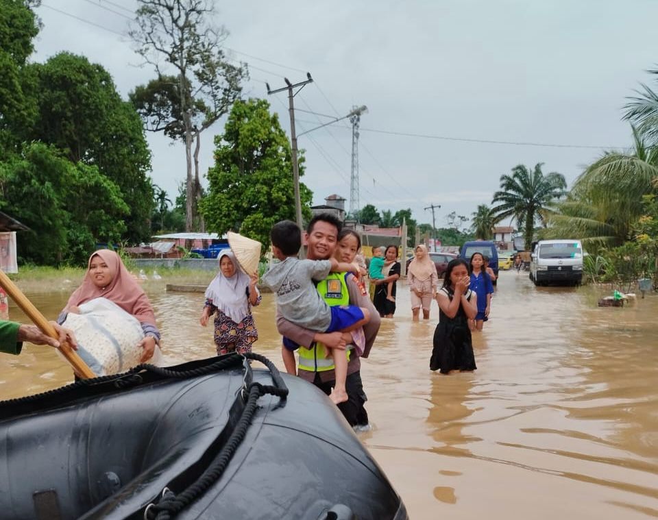 Polda Sumsel merespon cepat membantu warga korban banjir dengan mengirimkan tim SAR dan memberikan bantuan bahan makanan serta kebutuhan pokok warga. Foto: dokumen/sumeks.co--