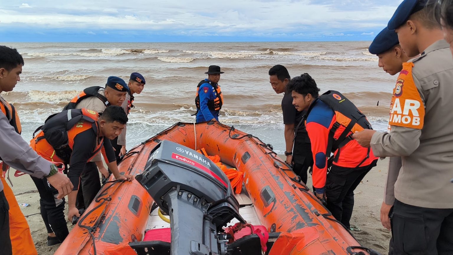 Tim Gabungan Berhasil Evakuasi Kapal Asal NTT