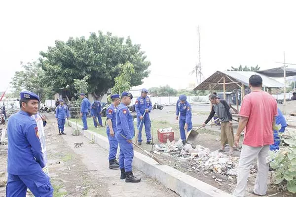 Satpolairud Polres Situbondo Sapu Bersih Sampah Laut di Pelabuhan Kalbut