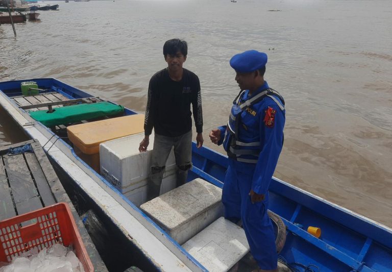 Personel Sat Polairud Polres Kukar Lakukan Sambang Kepada Masyarakat Nelayan