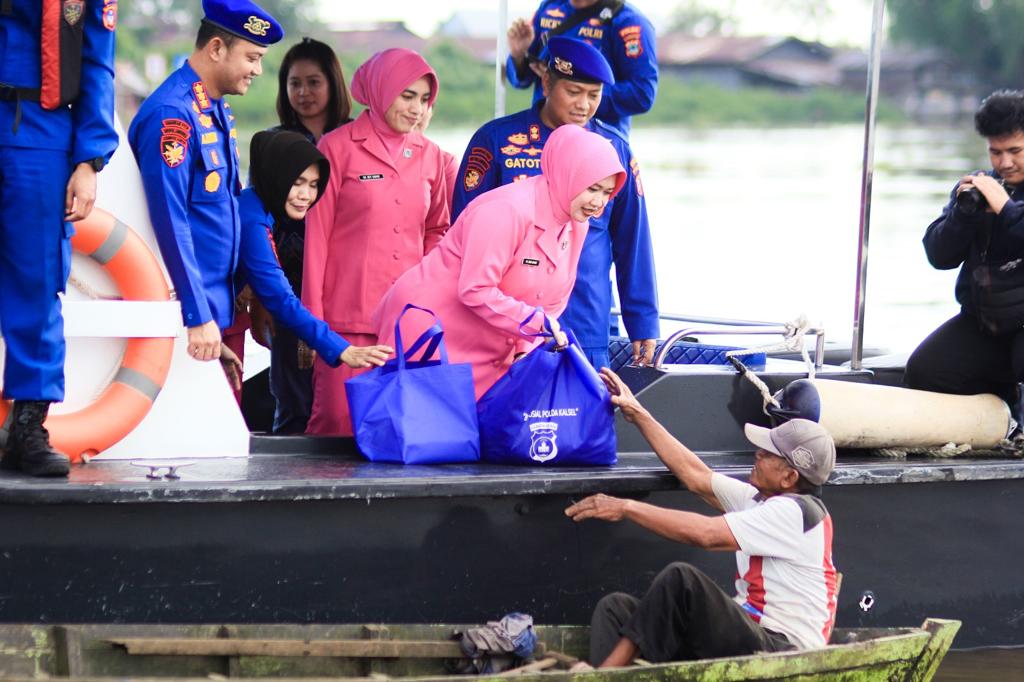 Aksi Direktorat Polairud Polda Kalsel, Berbagi Kepada Warga Pesisir