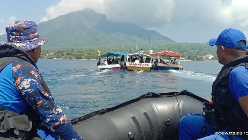 Perahu Peziarah Samana Santa di Flores Timur Mati Mesin di Tengah Laut