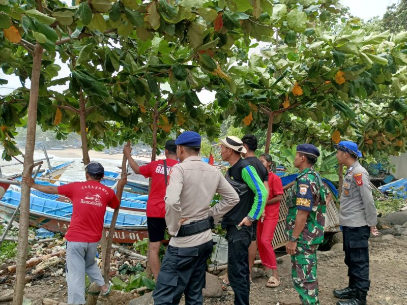 Bangunan dan Perahu Nelayan Hancur Akibat Gelombang Tinggi Air Laut, Kasat Polairud Polres Garut : Wisatawan dan Nelayan Selalu Waspada dan Berhati-hati