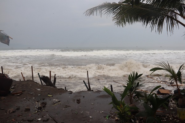 Sat Polairud Polres Sukabumi Himbau Warga Yang Terdampak Banjir Rob Agar Waspada