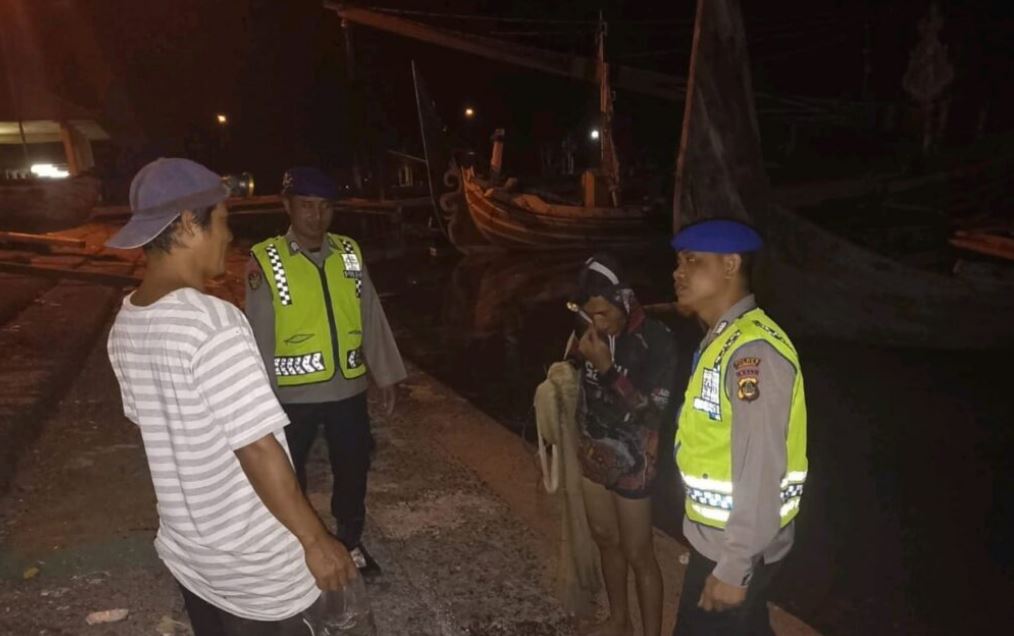Personil Sat Polairud Polres Jembrana Patroli Dialogis Serta Menyerap Informasi Yang Ada Dan Berikan Pesan-pesan Kamtibmas Perairan