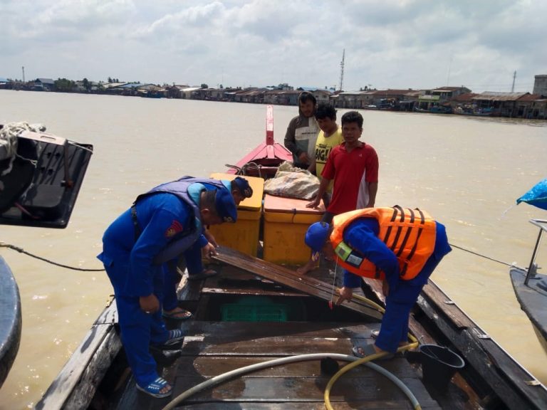 Kapal Patroli II – 1014 Sat Polairud Polres Tanjung Balai Melaksanakan Patroli di Sepanjang Perairan Himbau Nelayan Cek Body Kapal Sebelum Berlayar