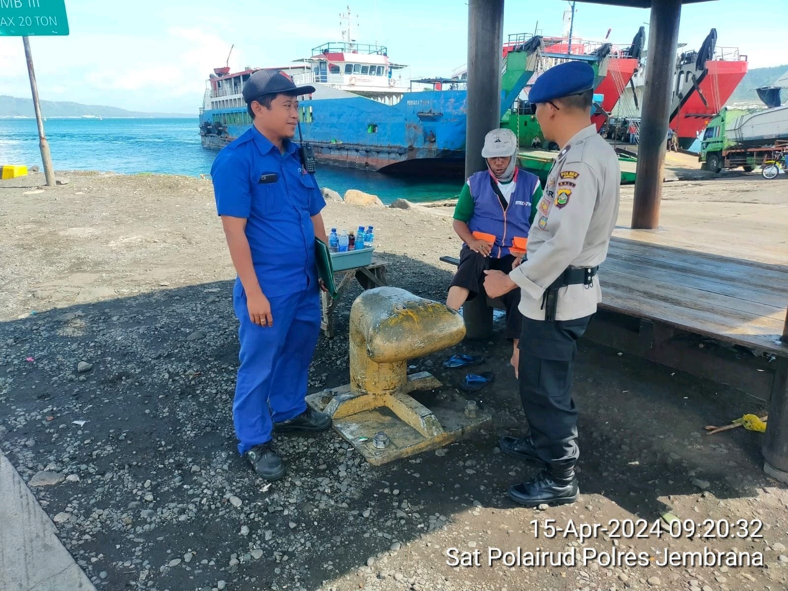 Personil Sat Polairud Polres Jembrana Laksanakan Patroli Sambang Serta Lakukan Dialogis Dengan Karyawan Di Areal Pelabuhan Antisipasi Arus Balik Lebaran