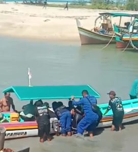 Sat Polairud Polres Bangka dan Dit Polairud Polda Bangka Belitung Melakukan Evakuasi Nelayan Meninggal Dunia