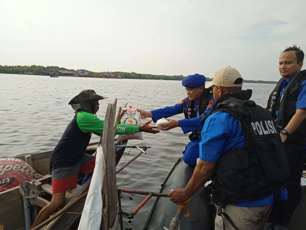 Ditpolairud Polda Sumatera Utara Bersama HNSI Medan, Bagikan Sembako dan Takjil kepada Nelayan