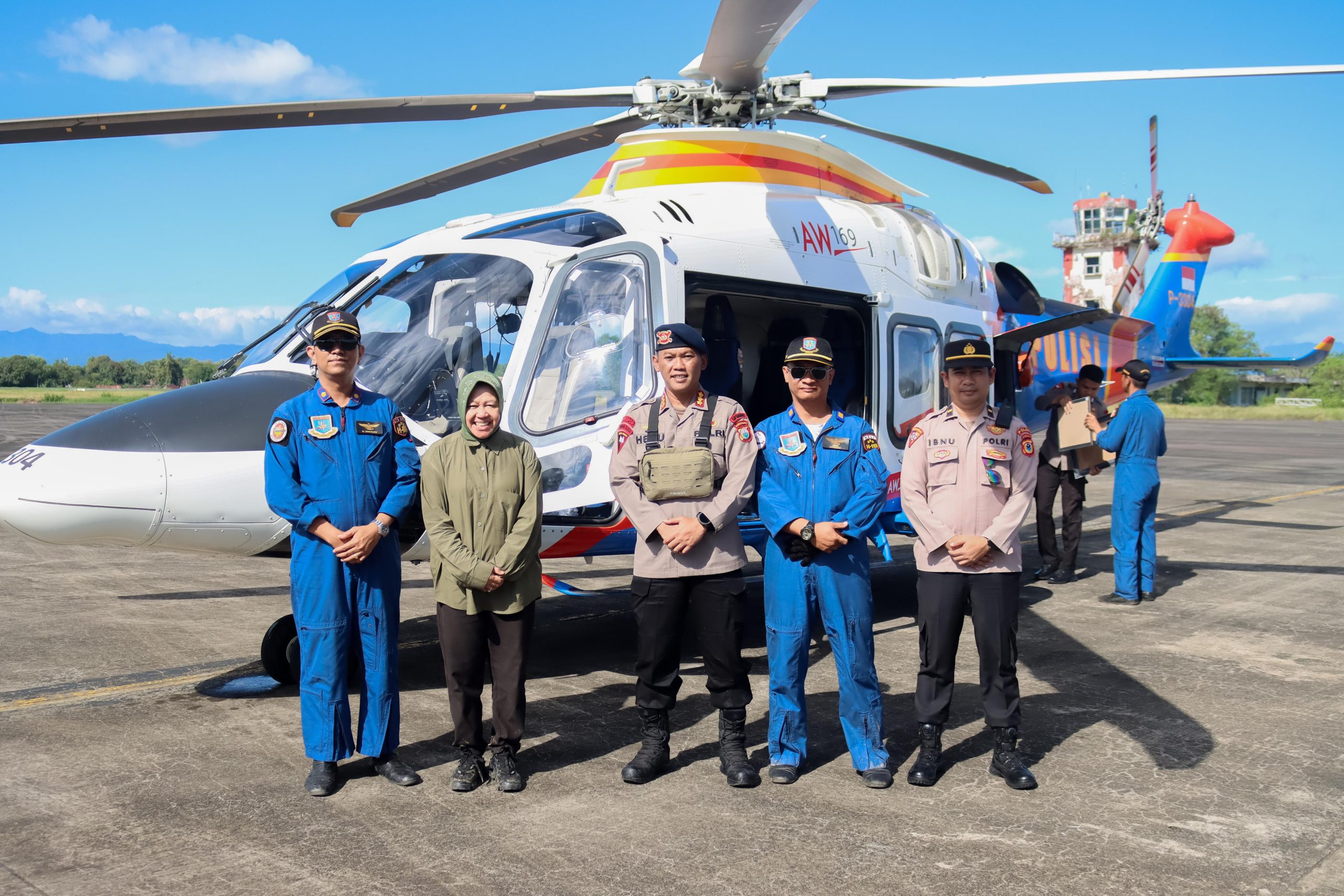 Mensos Ibu Risma berikan penghargaan kepada crew Helicopter Ditpoludara Korpolairud Baharkam Polri karena berjasa dalam penanganan bencana Banjir di Sulawesi Selatan
