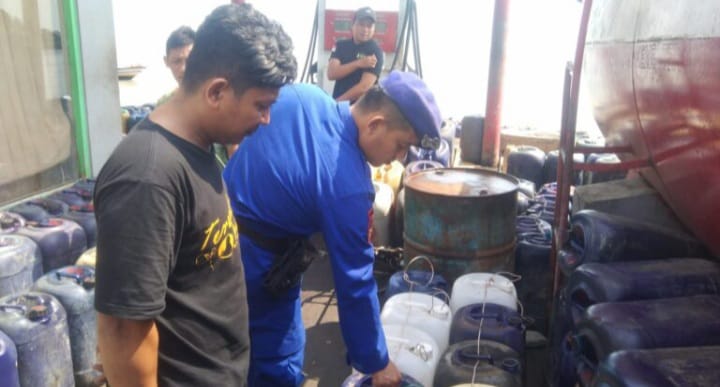 Polair Polres Pandeglang Pastikan Stok BBM Nelayan Aman Melalui Patroli Ke SPBUN Panimbang Dan Kunjungan Ke Nelayan Desa Citeurep