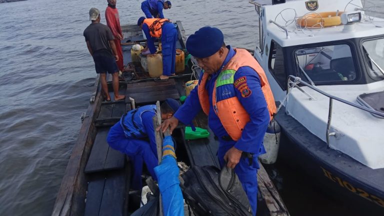 Sat Polairud Polres Tanjung Balai Patroli Sambangi Nelayan Cegah Gangguan Kamtibmas di Perairan