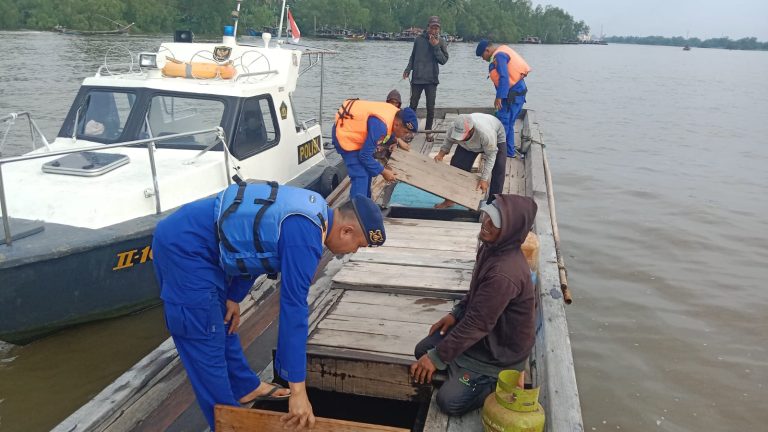 Personel Sat Polairud Polres Tanjung Balai Patroli Perairan Himbau Nelayan Jangan Menyebarkan Berita Yang Belum Jelas Kebenarannya (HOAX)