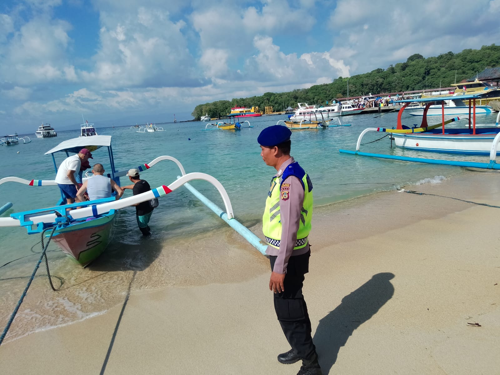 Patroli Dialogis Satuan Polairud Polres Karangasem Atensi Kawasan Wisata Padangbai