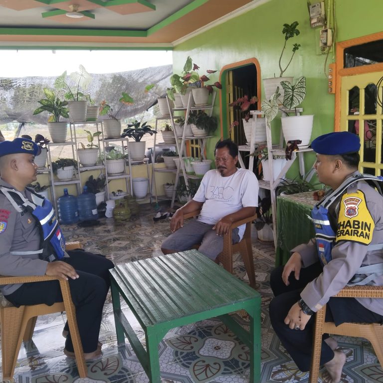 Bhabinkamtibmas Perairan Sat Polairud Tingkatkan Patroli Dialogis Bina Warga Pesisir