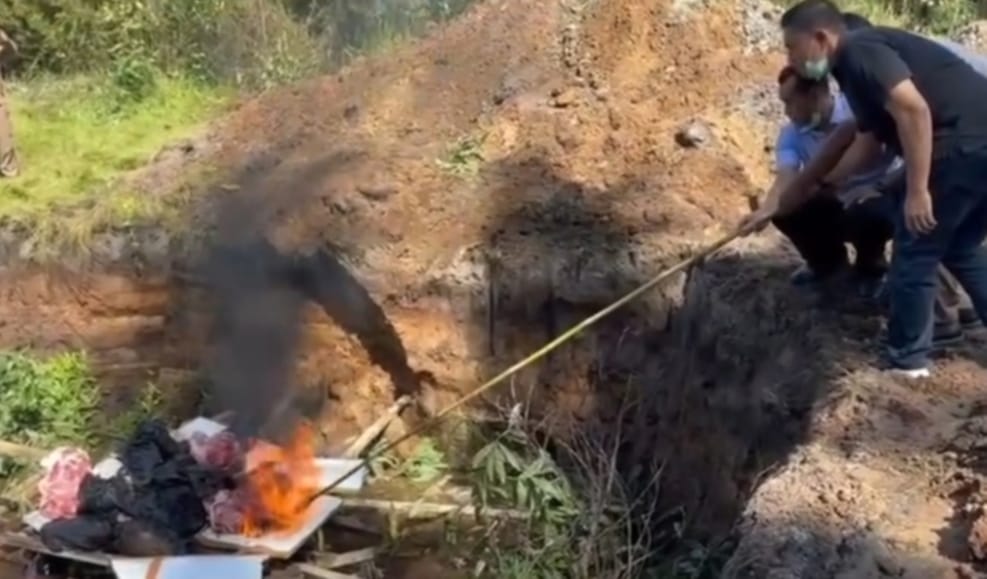 Mulai Membusuk, Ditpolair Polda Babel Musnahkan 1 Ton Daging Babi