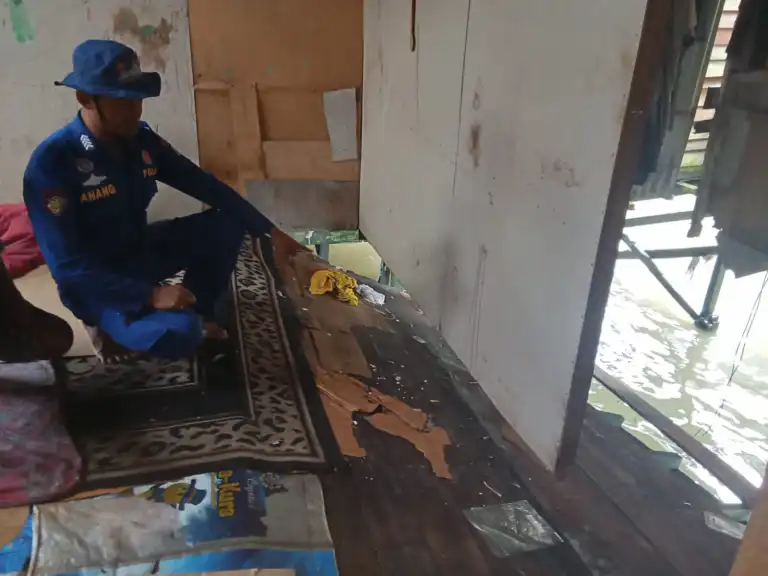 Satuan Polairud Polresta Upayakan Mitigasi Serta Monitoring Terhadap Dampak Masyarakat Akibat Banjir Roob di Pesisir Pantai Klandasan Ulu