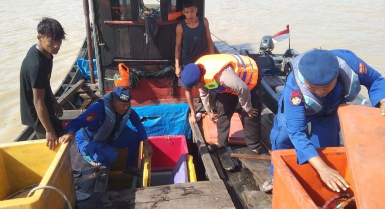Polairud Polres Buru bantu operasi pencarian korban hilang di Sungai Waeapo