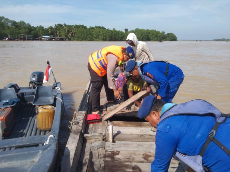 Pastikan Perairan Wilayah Hukum Aman dan Kondusif Sat Polairdu Polres Tanjung Balai Patroli Secara Humanis