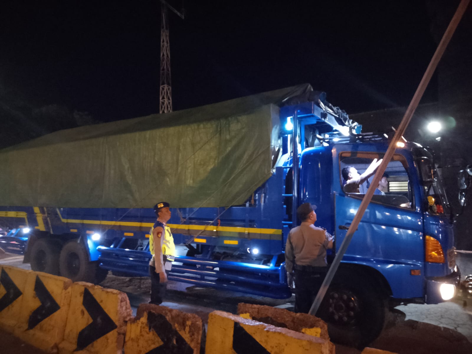 Sat Polairud Polres Karangasem Bergabung dalam Pengamanan Pelabuhan Padangbai Jaga Kamtibmas Kondusif Pada Malam hari