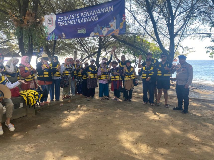 Mengantisipasi Cuaca Buruk Personil Satpolairud Polresta Banyuwangi Berikan Edukasi Kepada wisatawan GWD