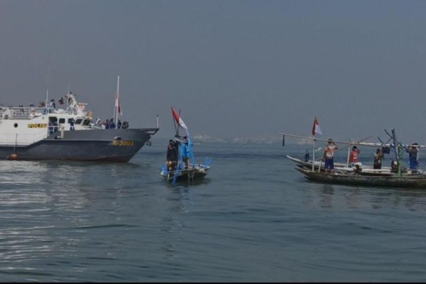 Nelayan dan Polairud Polda Jatim Upacara di Bawah Jembatan Suramadu