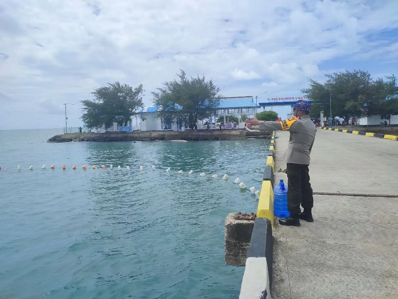 Satpolairud Polres Bone Pasang Tali Pembatas di Pelabuhan Bajoe Demi Keamanan Pengunjung