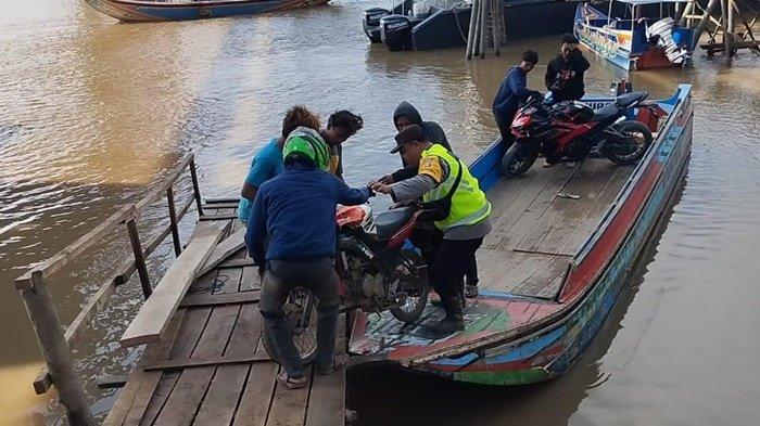 Cegah Laka Air Polsek Lalan dan Satpolairud Bantu Masyarakat Penyeberangan di Sungai Lalan