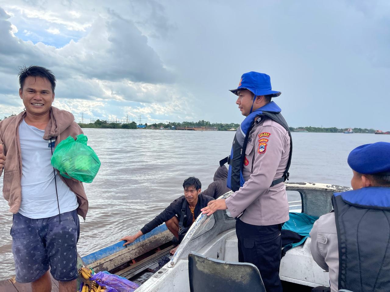 Bakti Sosial Sat Polairud Polres Batola Berikan bantuan untuk Masyarakat perairan