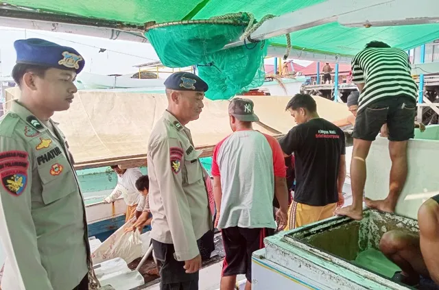 Proyek Perbaikan di Pelabuhan PPI Berbas Pantai, Polairud Bontang Minta Nelayan Waspada