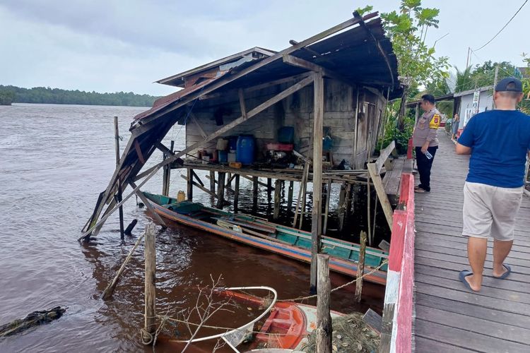 Diterjang Rakit Pengangkut Kayu Log, Rumah Warga di Katingan Rusak, Perahu Tenggelam