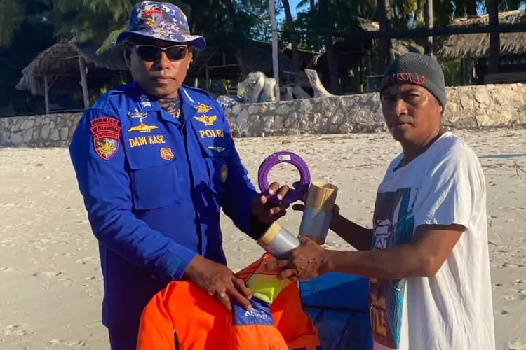 Sambut HUT Polairud ke-74, Marnit Sumba Timur Bantu Perbaiki Perahu Nelayan