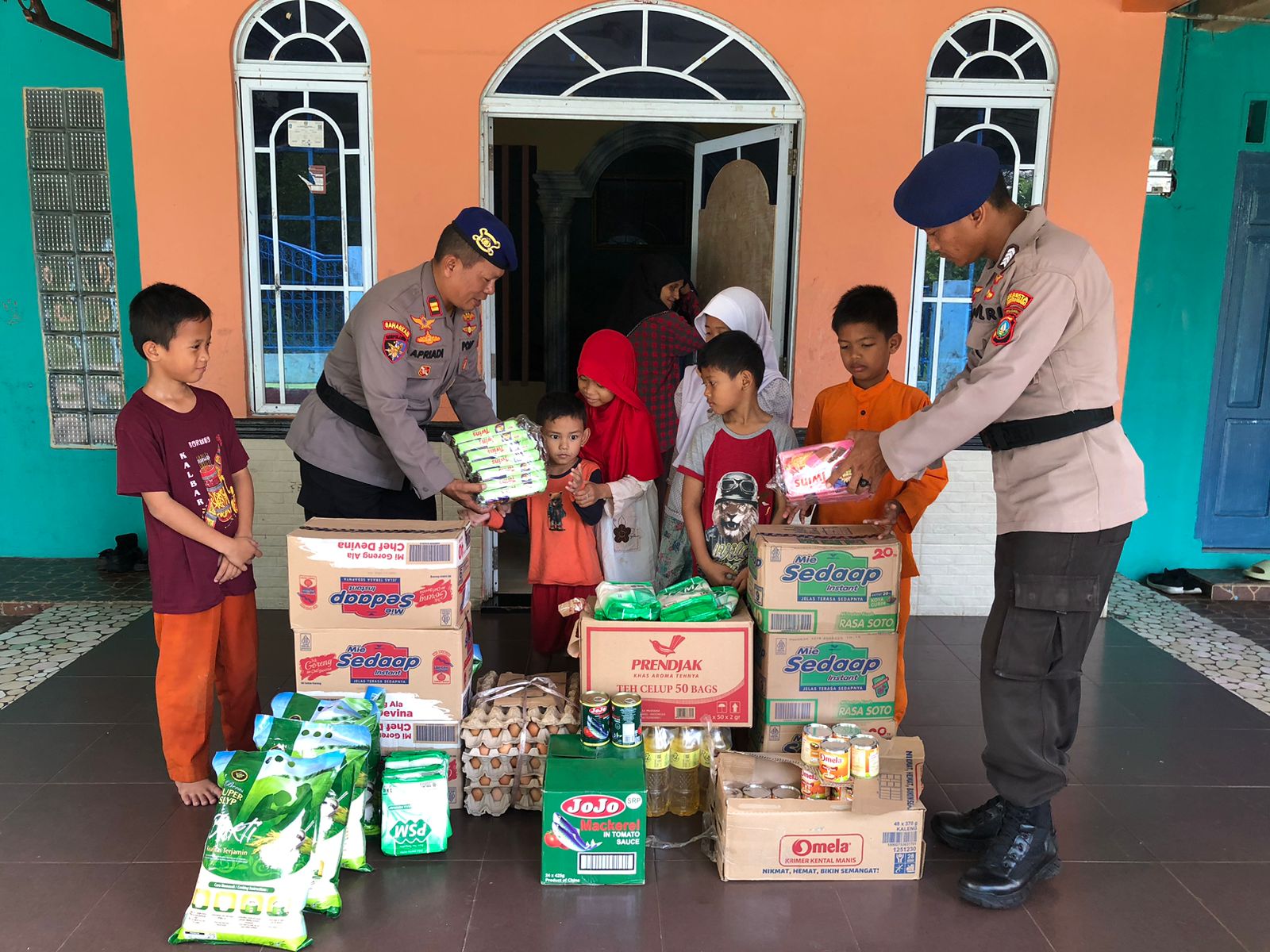 Sambut HUT Polairud ke 74, Sat Polairud Polresta Tanjungpinang Bagi Sembako ke Warga