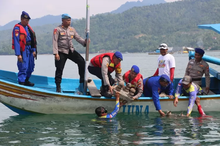 Polres Trenggalek Lakukan Transplantasi Terumbu Karang di Peringatan HUT ke-74 Polairud