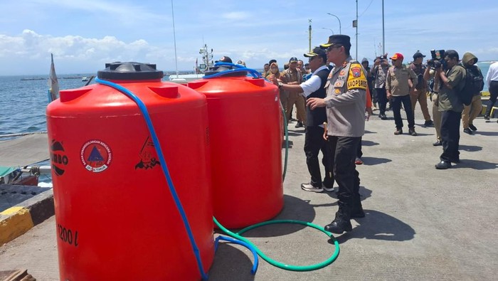 Polres Probolinggo-Forkopimda Baksos ke Pulau Gili Ketapang di HUT Polairud