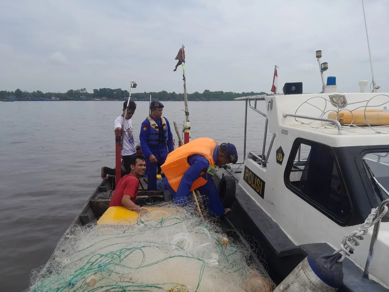 Muatan Kapal Yang di Kejar Sat Polairud Polres Tanjung Balai Diperiksa