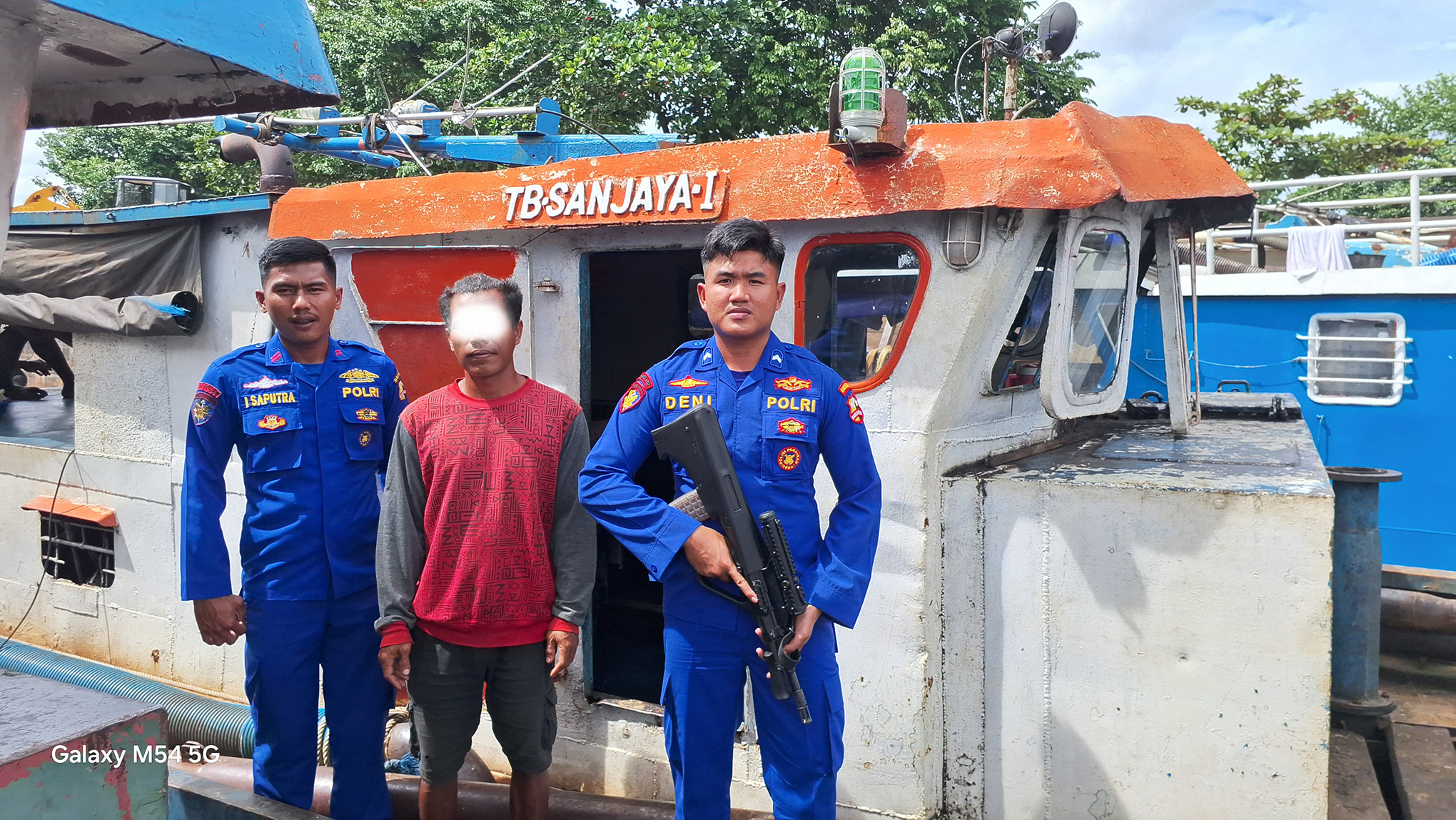 Ditpolair Korpolairud Baharkam Polri Tangkap Kapal Penambang Pasir Ilegal di Sungai Barito
