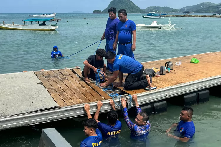 Polisi Bantu Perbaiki Dermaga Apung Nelayan di Labuan Bajo