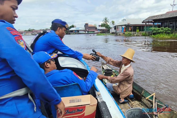 Jumat Berkah, Sat Polairud Polres HSU Bagi Sembako Untuk Warga Desa Paminggir Yang Membutuhkan