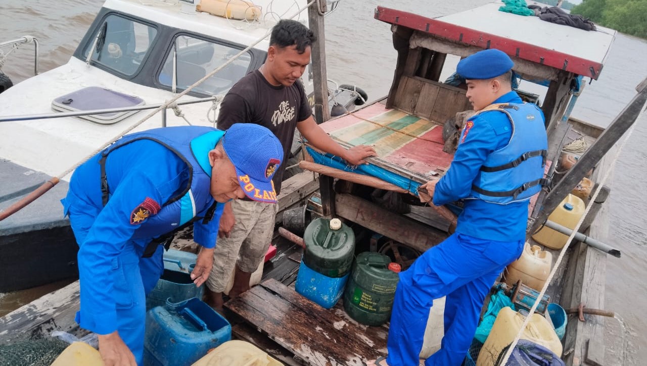 Sat Polairud Polres Tanjung Balai Periksa Kapal Nelayan di Wilayah Perairan Pastikan Tidak Membawa Barang Ilegal