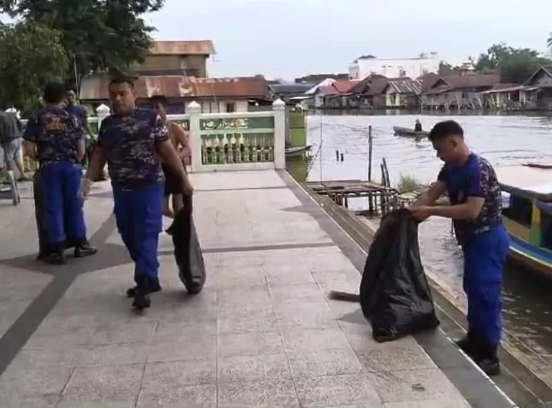 Polairud Punguti Sampah Sungai di Kawasan Dermaga Makam Pangeran Sultan Suriansyah