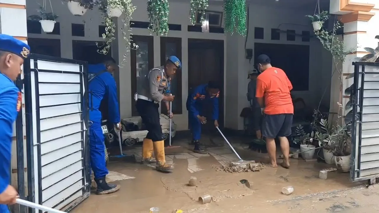 Puluhan Personel Polairud Bersihkan Lumpur Berserakan di Komplek Perumahan Duren Jaya