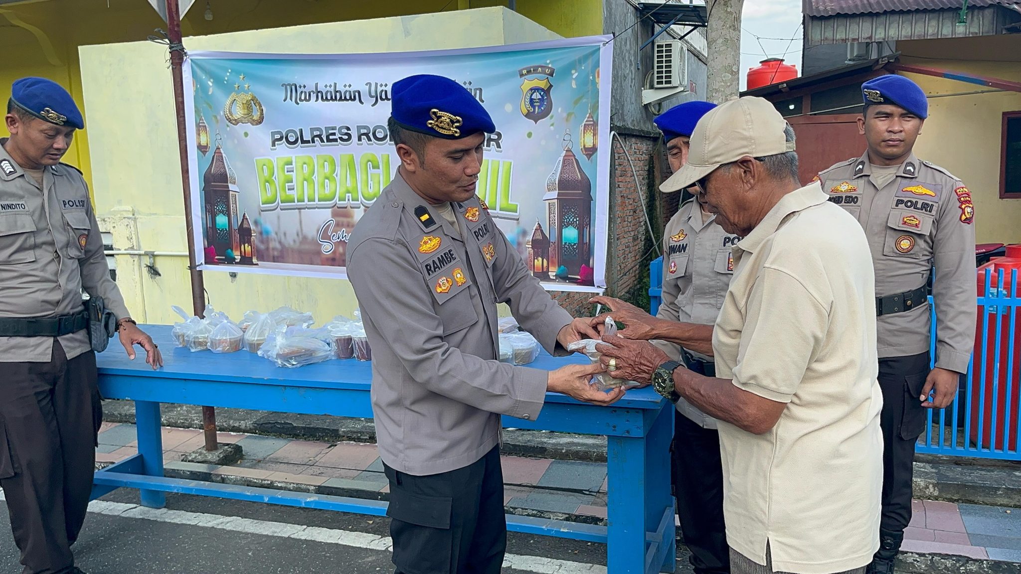 Bagi Takjil pada Warga, Sat Polairud Polres Rokan Hilir Pererat Silaturahmi